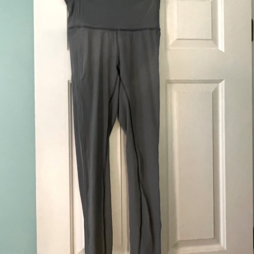 Size 6 lulu leggings - wunder under with side pockets in a dusty purple color